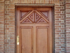 Puerta en Cedro Rosa Brasilero con Diseño Especial