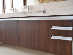 Mueble de Baño en Melamina color Málaga Cherry con Manijas Enteras de Aluminio