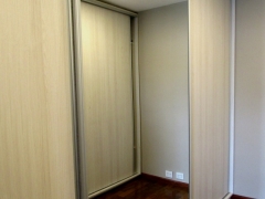 Vestidor con puertas corredizas en melamina y espejo