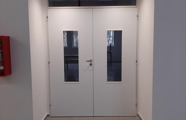 Puerta placa Escuela Proa