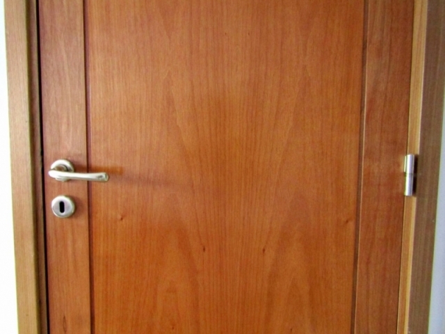 Puerta interior en Cedro