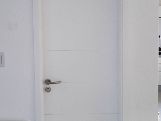 Puerta Interior con buñas horizontales