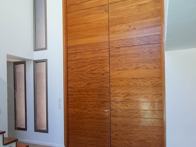 Puerta en madera de Okumé