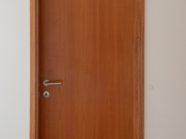 Puerta enchapada en Cedro